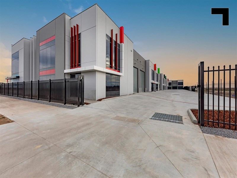 Evelyn Business Park/33 Axis Boulevard, Officer South